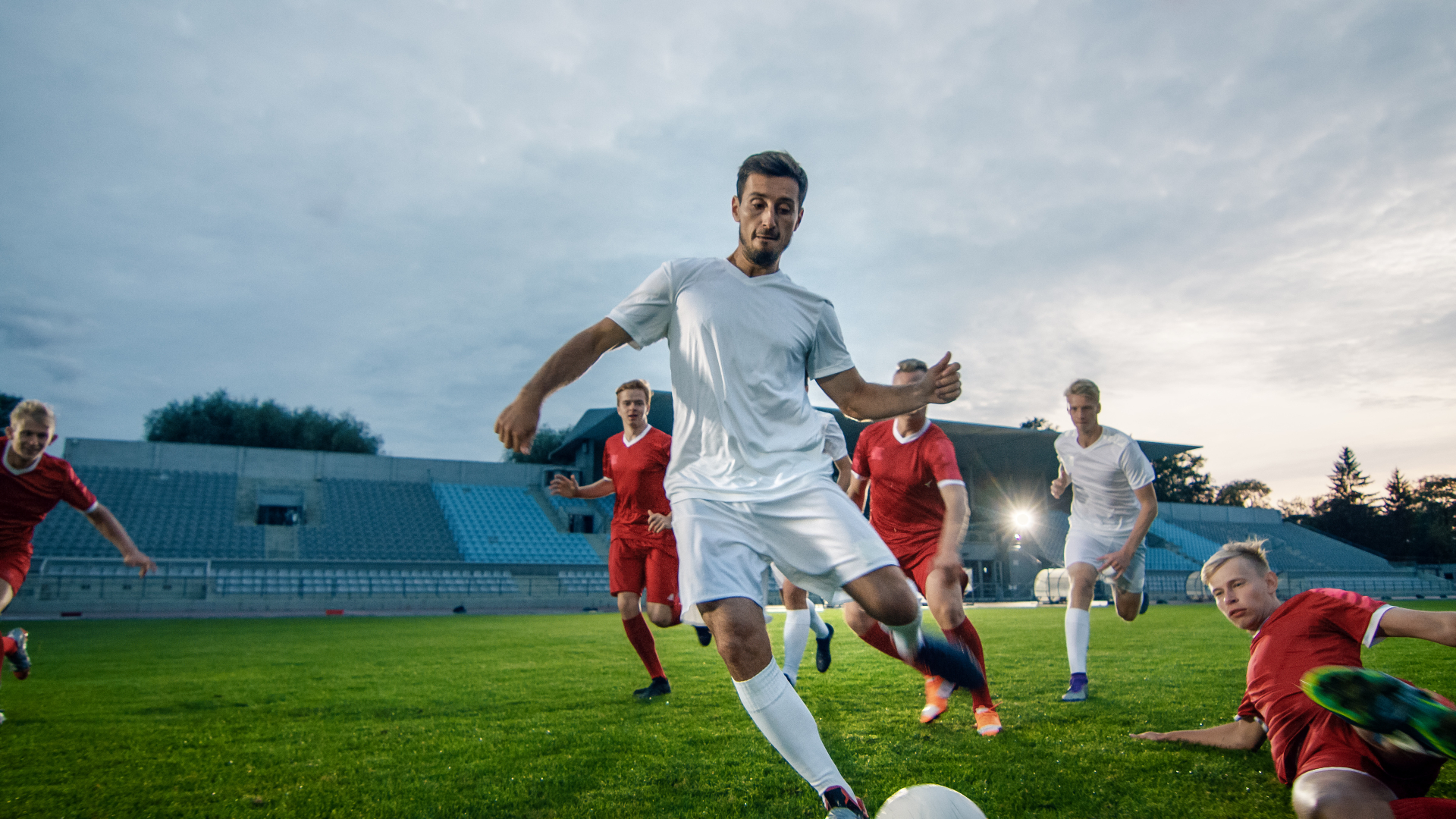 Fotbollsspelare i action på arena